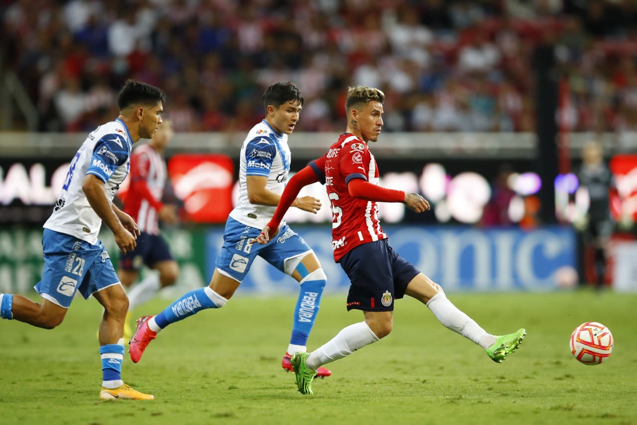 Las Chivas llegaron a siete juegos sin perder luego de vencer al Puebla en un partido marcado por la lesión de Gustavo Ferrareis.