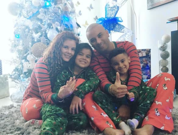 La hermosa postal familiar, todos en pijama frente al árbol.