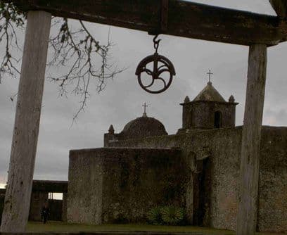 Ecos y fantasmas en el Presidio: Un cuartel militar, llamado El Presidio de La Bahía fue testigo de innumerables batallas. A tan sólo 120 millas de San Antonio, la ciudad de Goliad no sólo acumuló siglos de historias encarnizadas, también personajes que aparecen y desaparecen, dentro y fuera del cuartel, ante los ojos de quienes visitan Goliad, considerada la meca de la historia de Texas.