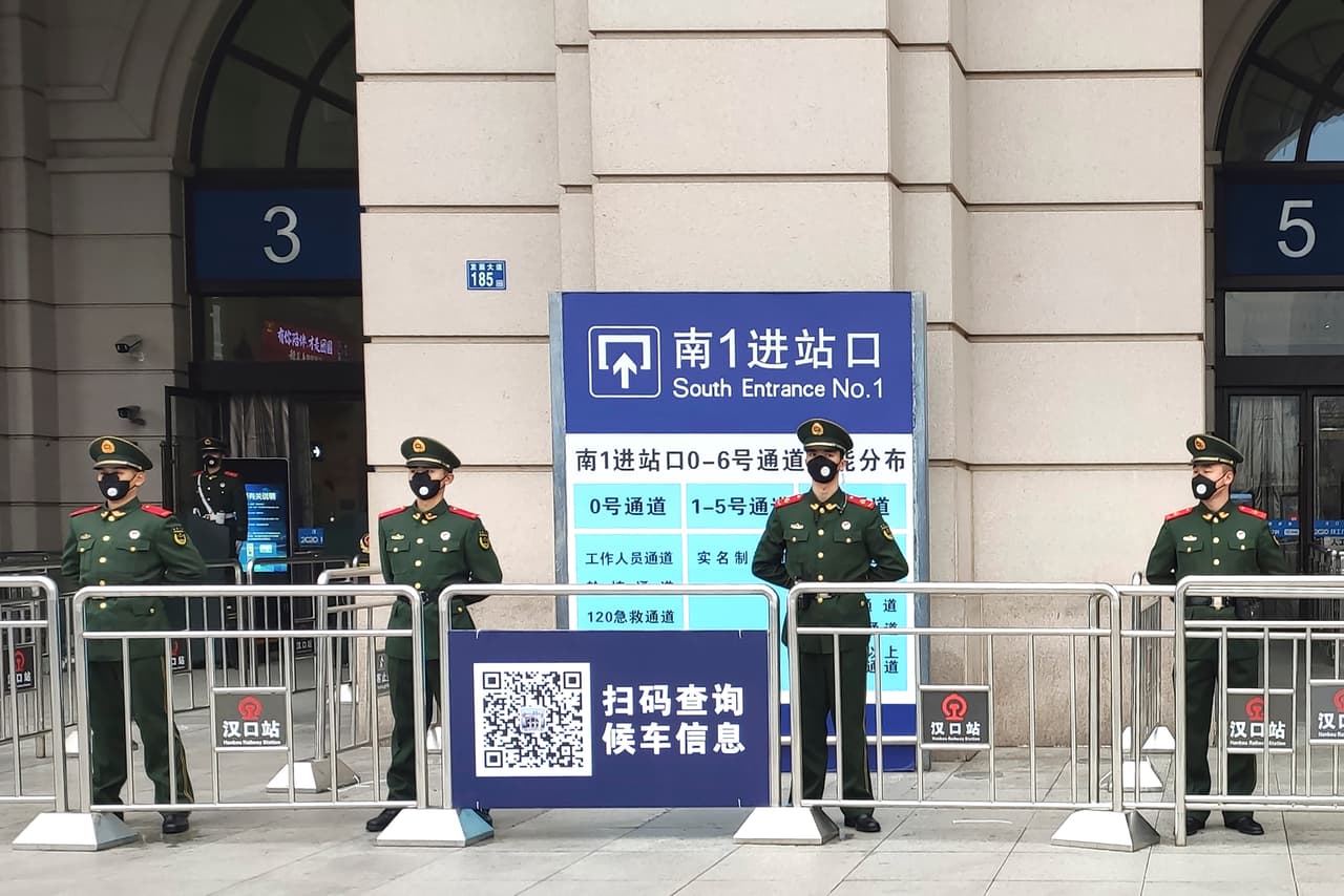 Policías chinos impiden el paso a la estación de tren de Hankou en la ciudad de Wuhan.