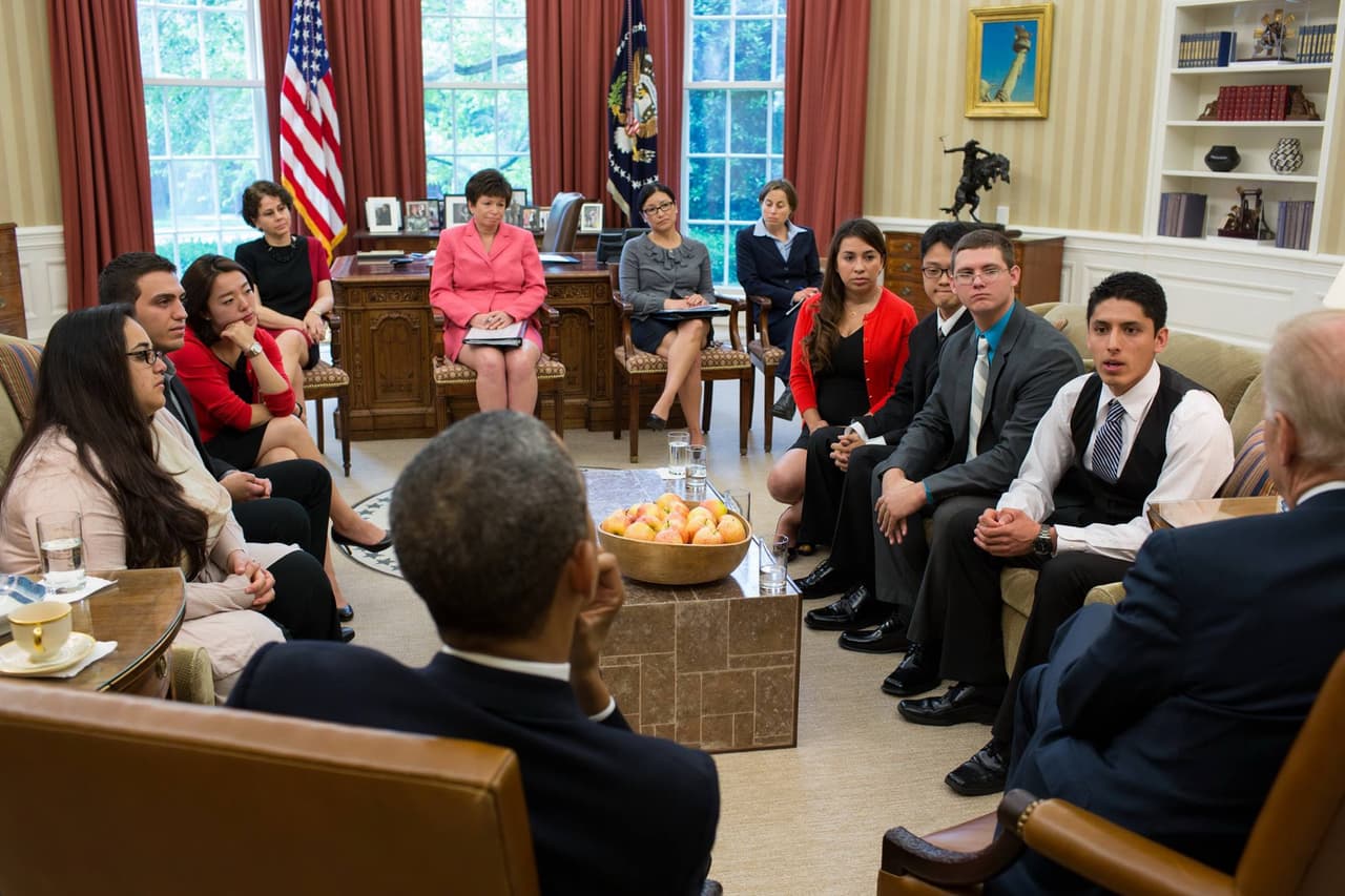 Jóvenes inmigrantes conversan en 2013 con el Presidente Obama y el VP Biden sobre su experiencia con el sistema migratorio. Mora es el primer estudiante del lado derecho.