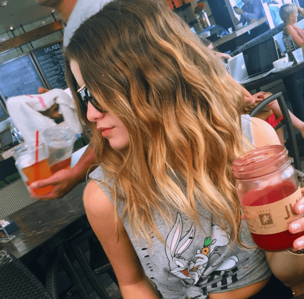 Su cabello es uno de los aspectos que más cuida, su estilo es ondulado con mechas californianas muy cool.