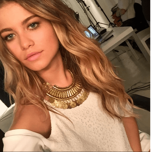 Los collares grandes son su fascinación y sí que sabe de estilo, como en este caso donde lo combinó con un vestido claro.