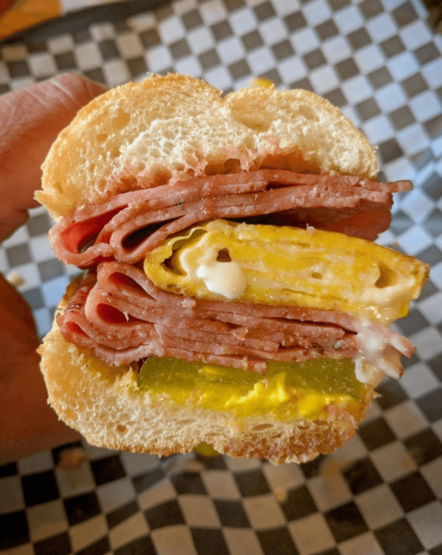 El local de Nini's Deli está ubicado en West Town.