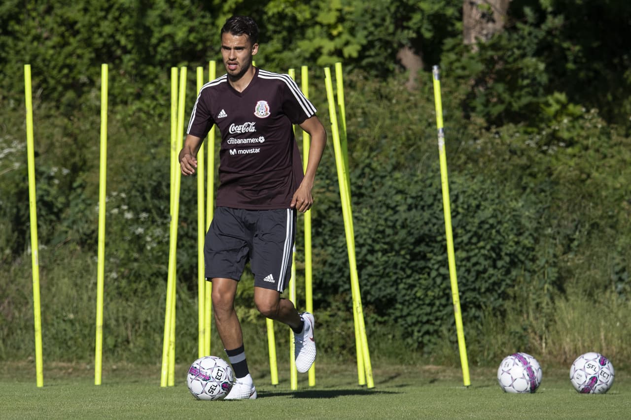 Diego Reyes sigue en su entrenamiento diferenciado del grupo de jugadores de México y la situación de su lesión pone en riesgo su permanencia en la lista definitiva al Mundial.