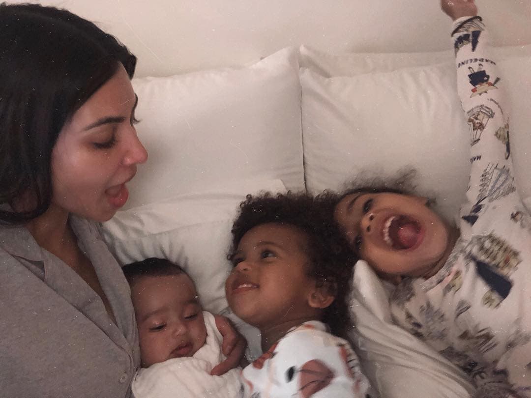 Kim Kardashian y Kanye West tienen tres hijos: North, de 5 años; Saint, de 3; y la pequeña Chicago, de 1, quien fue concebida a través de un vientre subrogado, método que la pareja volvió a utilizar para tener a su cuarto bebé, que será varón.