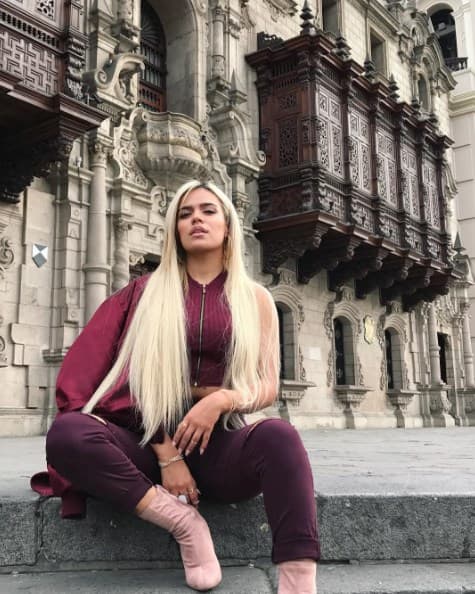 El rubio platinado con raíces oscuras en melenas largas como la de Karol G es toda una tendencia entre las famosas.