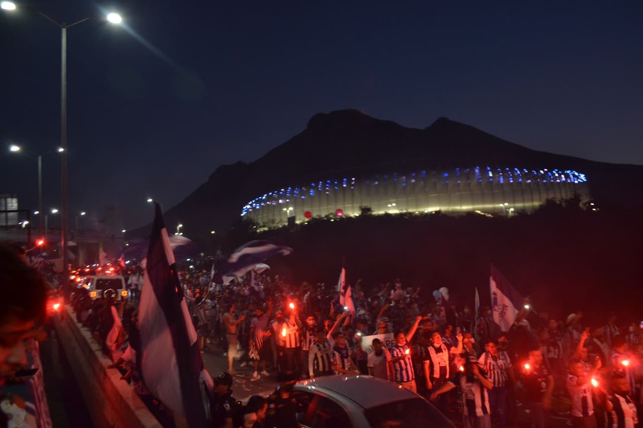 Así recibe la afición de Monterrey a sus jugadores previo a la final de Concacaf Liga de Campeones.