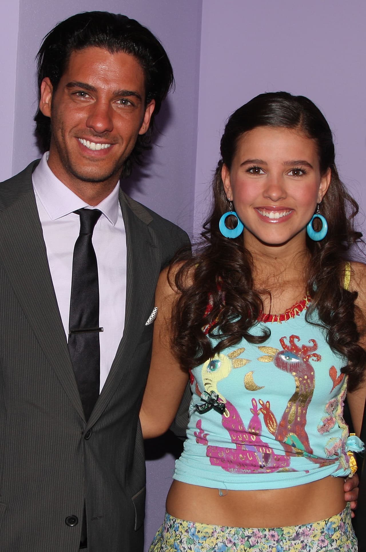 Para su suerte, termina enamorada de su jefe, interpretado por Erick Elías, quien más tarde también queda enamorado de ella cuando la conoce como mujer. Por lo que esto complica la mentira de Andrés.