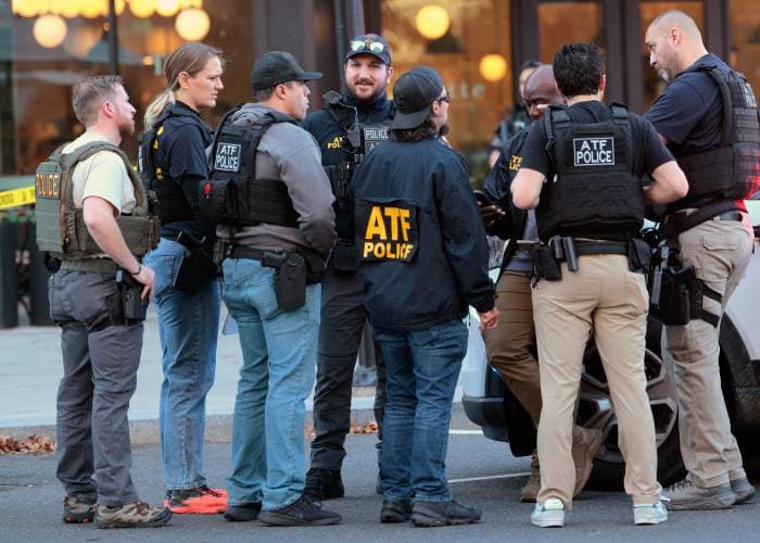Agentes de la ATF desplegados en al zona del tiroteo.