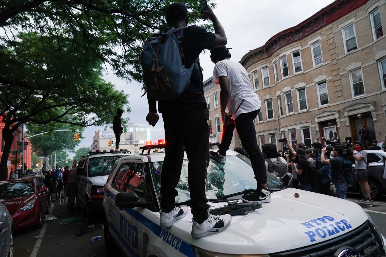 Manifestantes se trepan sobre una camioneta de la policía de la ciudad de Nueva York durante una manifestación en Brooklyn el 30 de mayo de 2020.