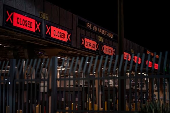 Sin embargo, el medio internacional The New York Times publicó una supuesto borrador que el presidente Trump quiere implementar para prohibir la entrada al país de quienes provengan de lugares con alta incidencia de casos de coronavirus.