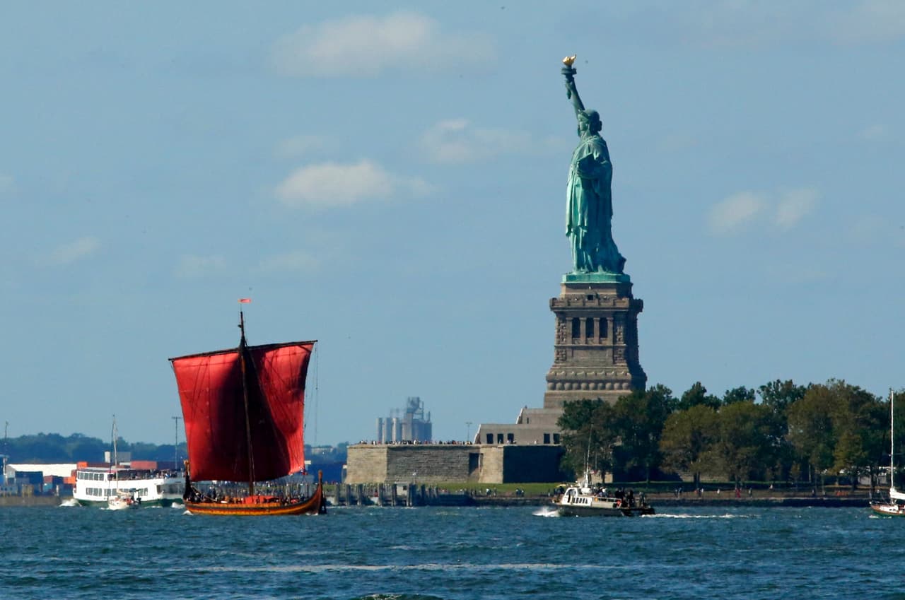 El saludo oficial a la Estatua de la Libertad, quien da la bienvenida a estos inmigrantes que recrean la historia.