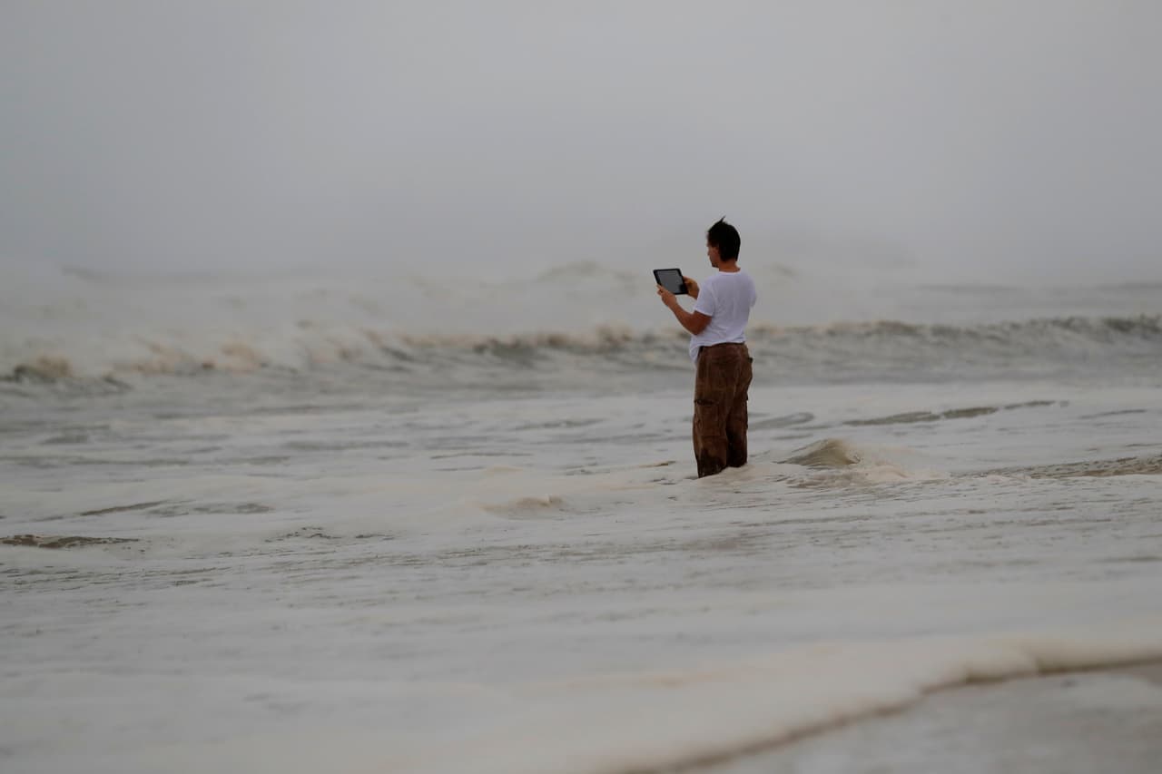 Un residente hace unas tomas de la marea y el fuerte oleaje durante la mañana del miércoles en Panama City. El desplazamiento de las aguas hacia el interior de la línea costera podría mantenerse durante los próximos días.