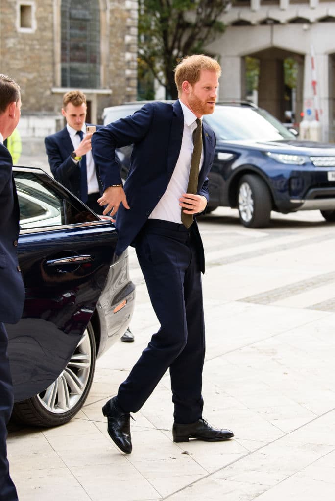 Esta acción no viola los protocolos reales, pero sí el de seguridad, externó la experta en etiqueta Diana Mather al diario británico.
<br>