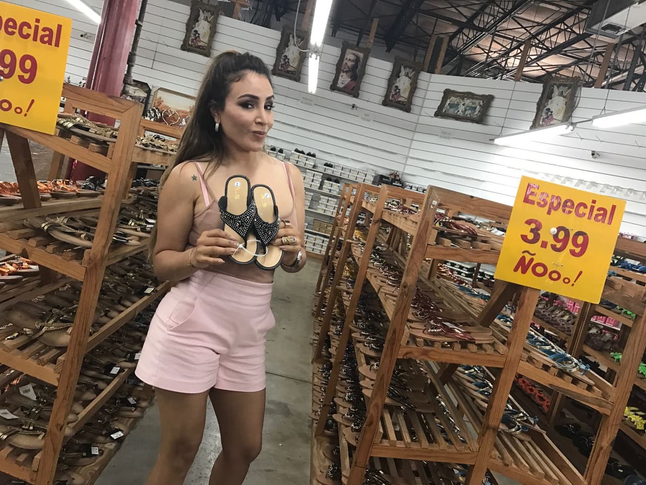 Pero no podían faltar un par de zapatos y a ese precio la locutora se quería llevar toda la tienda.