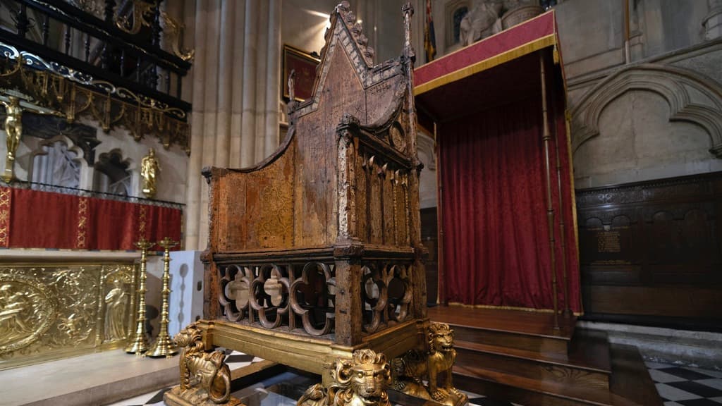 La silla de la coronación se ve dentro de la Abadía de Westminster en Londres, el miércoles 12 de abril de 2023, antes de la coronación del rey. La Abadía de Westminster se ha utilizado como iglesia de coronación desde Guillermo el Conquistador en 1066. El rey Carlos III será el monarca reinante número 40 en ser coronado allí el 6 de mayo de 2023.