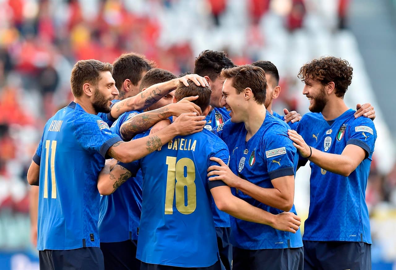 Italia se queda con el tercer lugar de la UEFA Nations League tras vencer 2-1 a Bélgica. Con anotacion de Barella y un penalti cobrado de Berardi, la 'Azzurra' se lleva la victoria. El único tanto por parte de los 'red devils' fue de Charles De Ketelaere ya al final del encuentro.