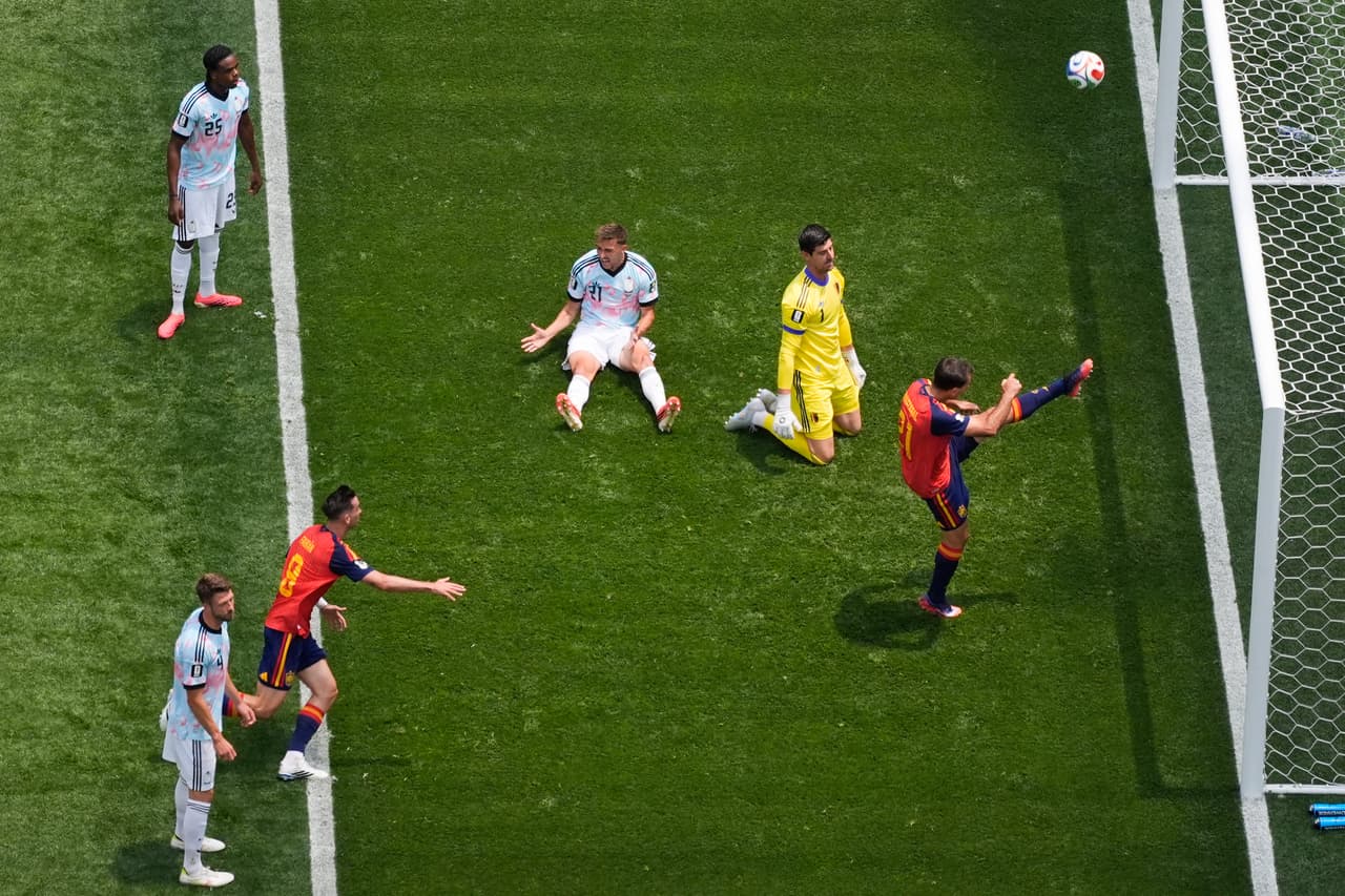 Mikel Oyarzabal festeja el primer gol de España y lanza el balón por los aires.