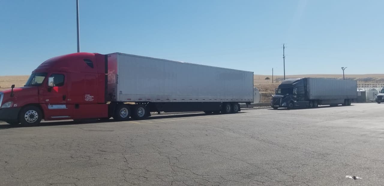 Sin embargo, en la investigación se identificó que el joven había estado involucrado en un robo de auto en Oakland y Bakersfield, y un asalto a mano armada en Lost Hills, esto antes de que se encontrara con el camionero.