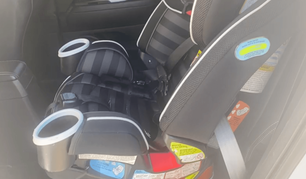 De cuatro a ocho años de edad: los niños cuyo peso o altura excedan el límite para un asiento de seguridad orientado hacia adelante deben cambiar a un asiento elevado.