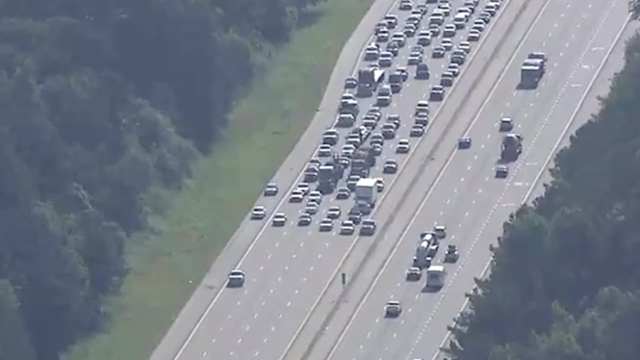 Conductores reducen la velocidad en plena autopista de Raleigh para exigir el cese del racismo