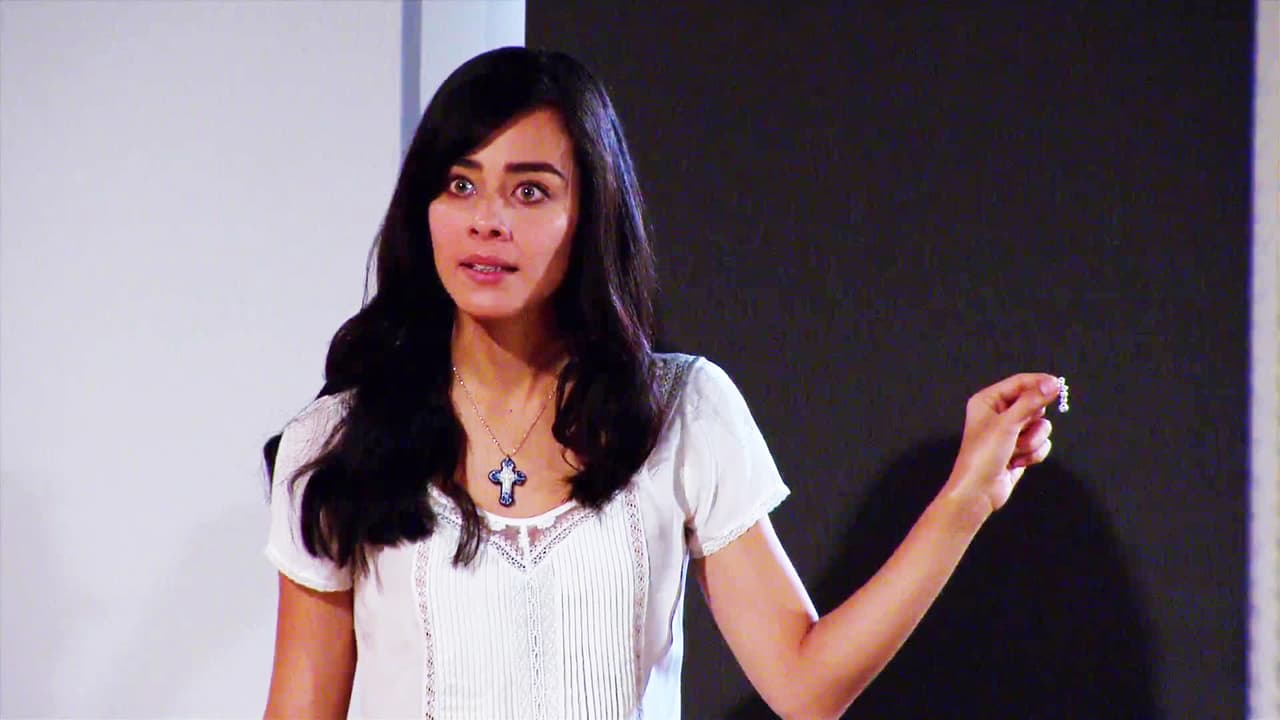 Es diseñadora y se niega a aceptar trabajo en la fábrica de su padre, pues quiere salir adelante con su propio esfuerzo.