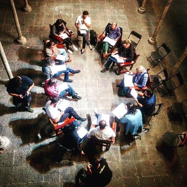 Así es como se reúne el elenco para leer los guiones de esta historia que nos remontará a la época del renacimiento.