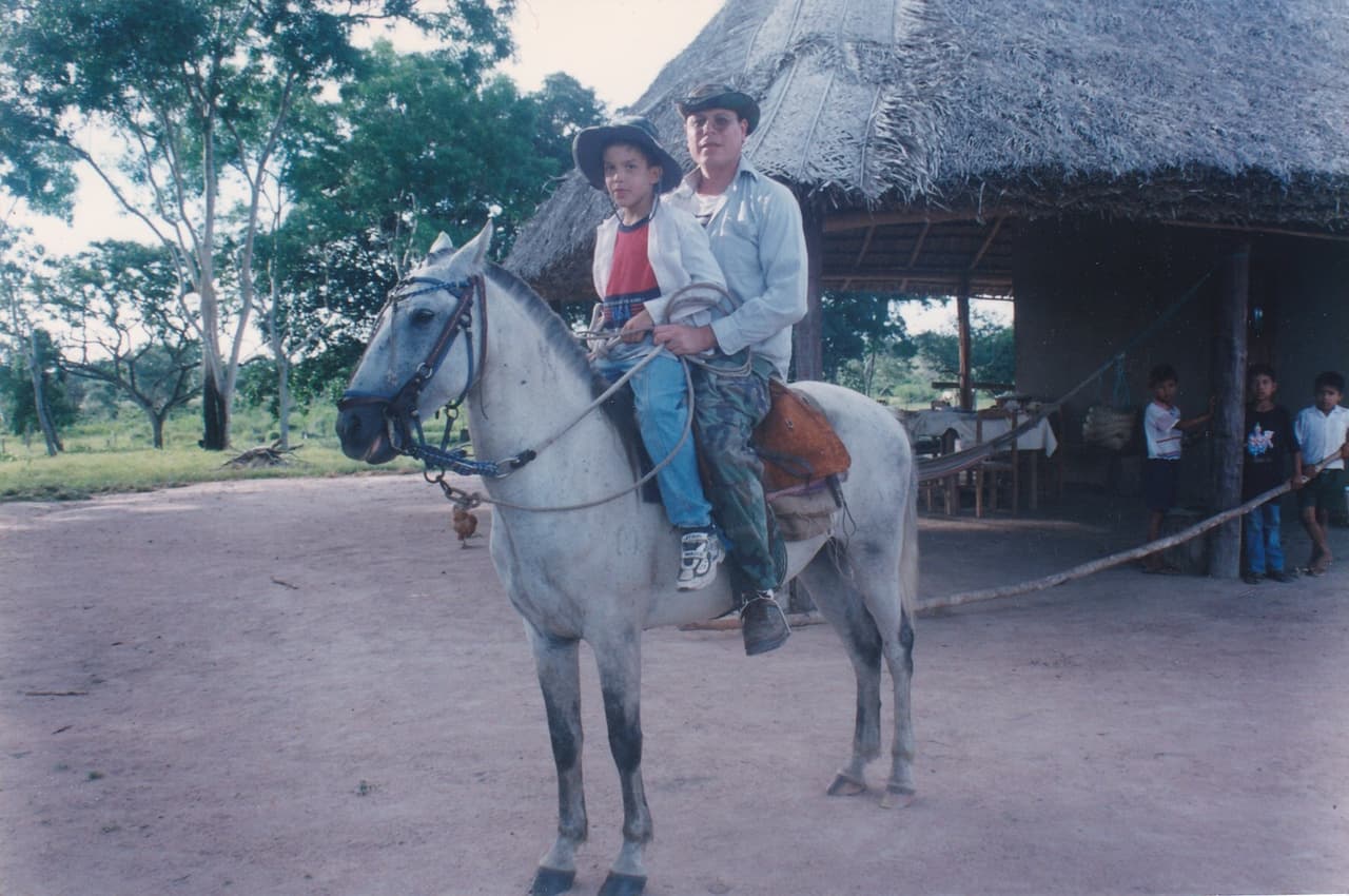 Amable, respetuoso y realista son 3 palabras que describen a este chico de Bolivia. Luis quiere hacer música romántica, ayudar a jóvenes con talento e inspirar a los demás a cumplir sus sueños.