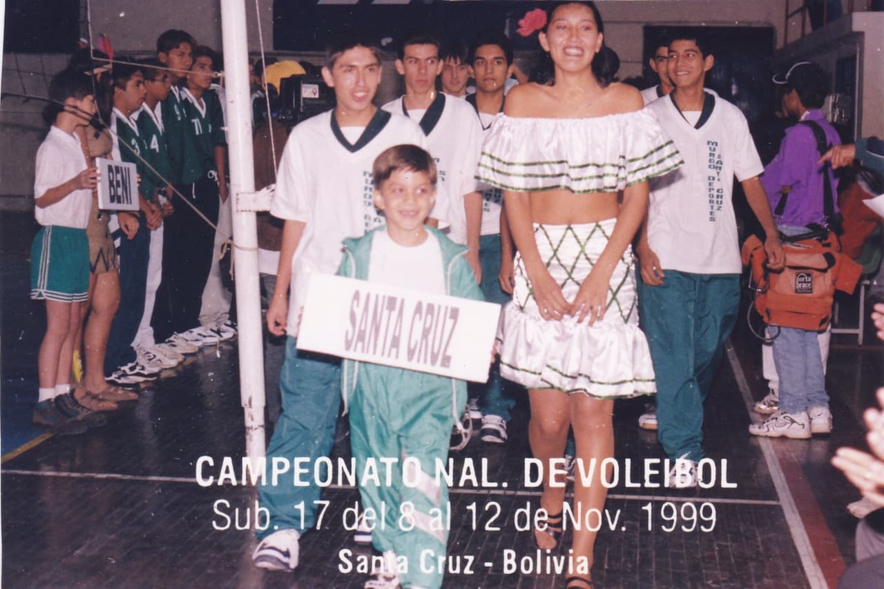 Amable, respetuoso y realista son 3 palabras que describen a este chico de Bolivia. Luis quiere hacer música romántica, ayudar a jóvenes con talento e inspirar a los demás a cumplir sus sueños.