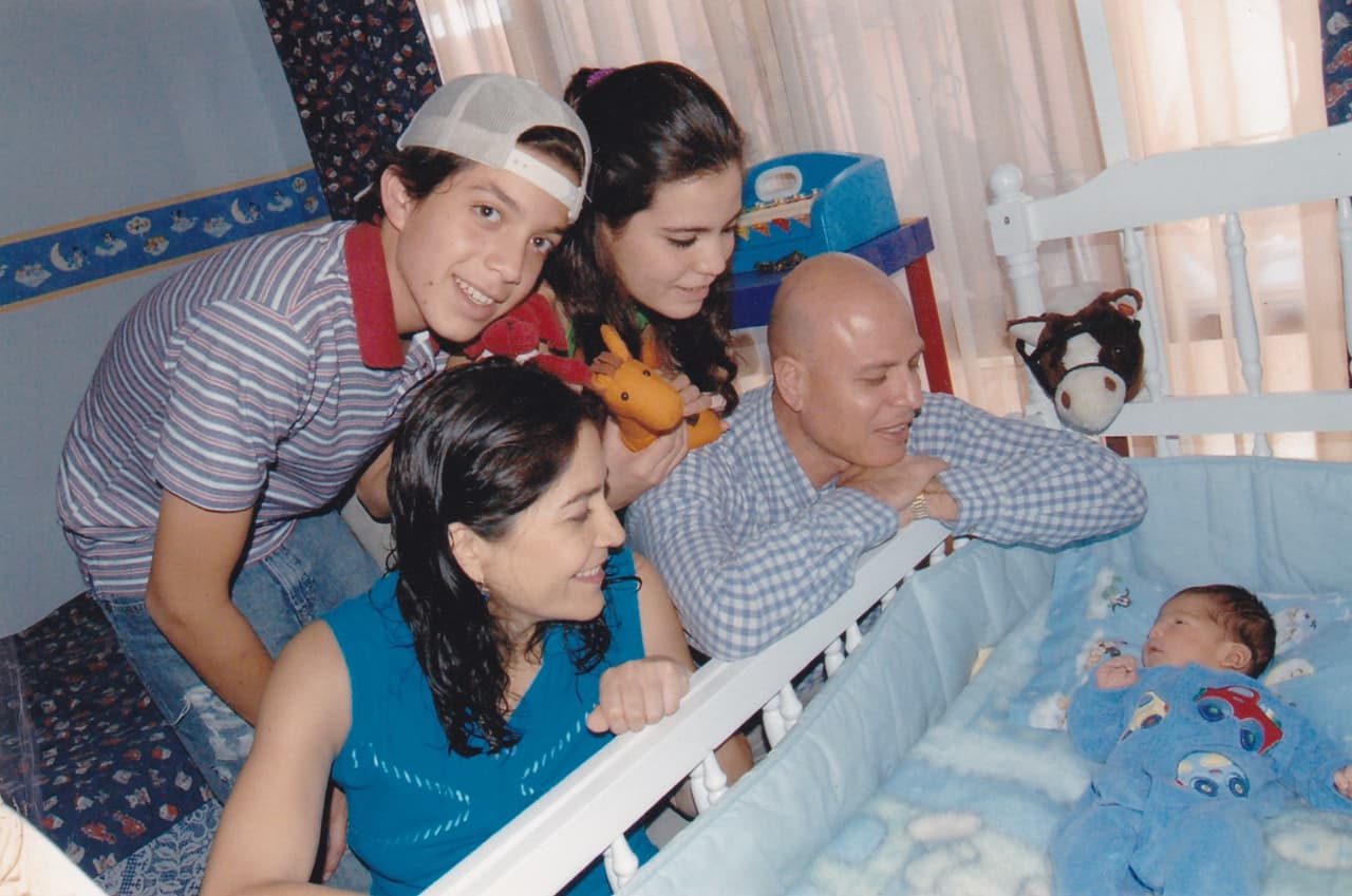 Amable, respetuoso y realista son 3 palabras que describen a este chico de Bolivia. Luis quiere hacer música romántica, ayudar a jóvenes con talento e inspirar a los demás a cumplir sus sueños.