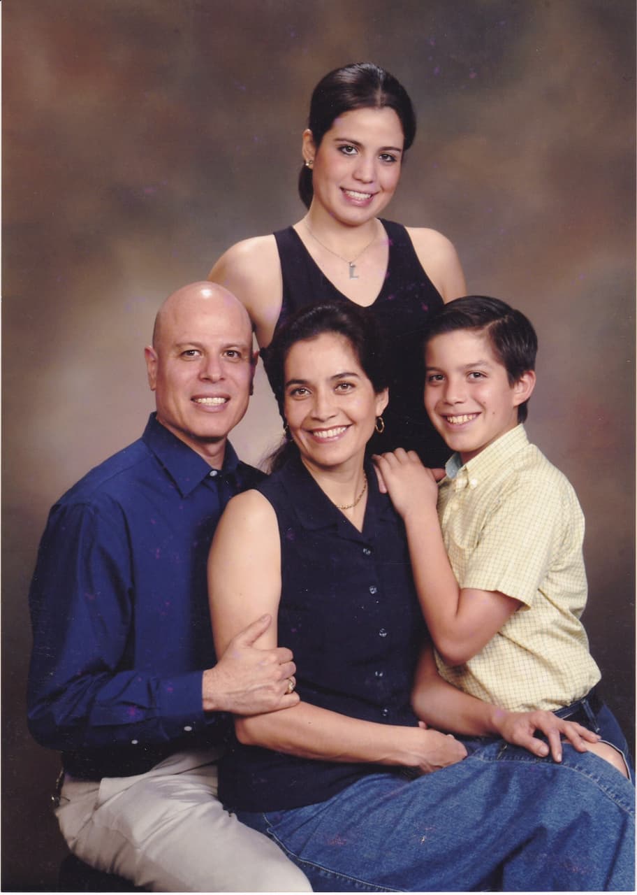 Amable, respetuoso y realista son 3 palabras que describen a este chico de Bolivia. Luis quiere hacer música romántica, ayudar a jóvenes con talento e inspirar a los demás a cumplir sus sueños.