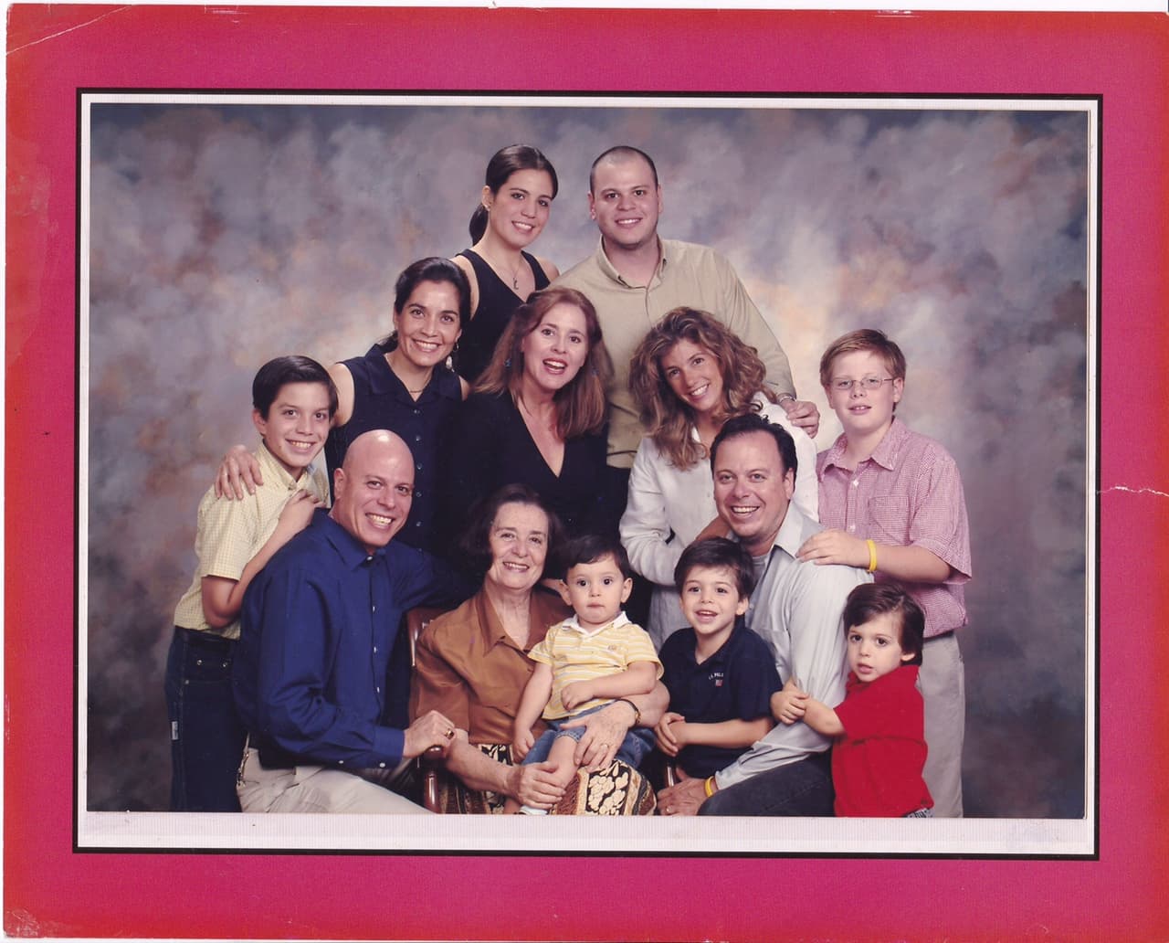 Amable, respetuoso y realista son 3 palabras que describen a este chico de Bolivia. Luis quiere hacer música romántica, ayudar a jóvenes con talento e inspirar a los demás a cumplir sus sueños.