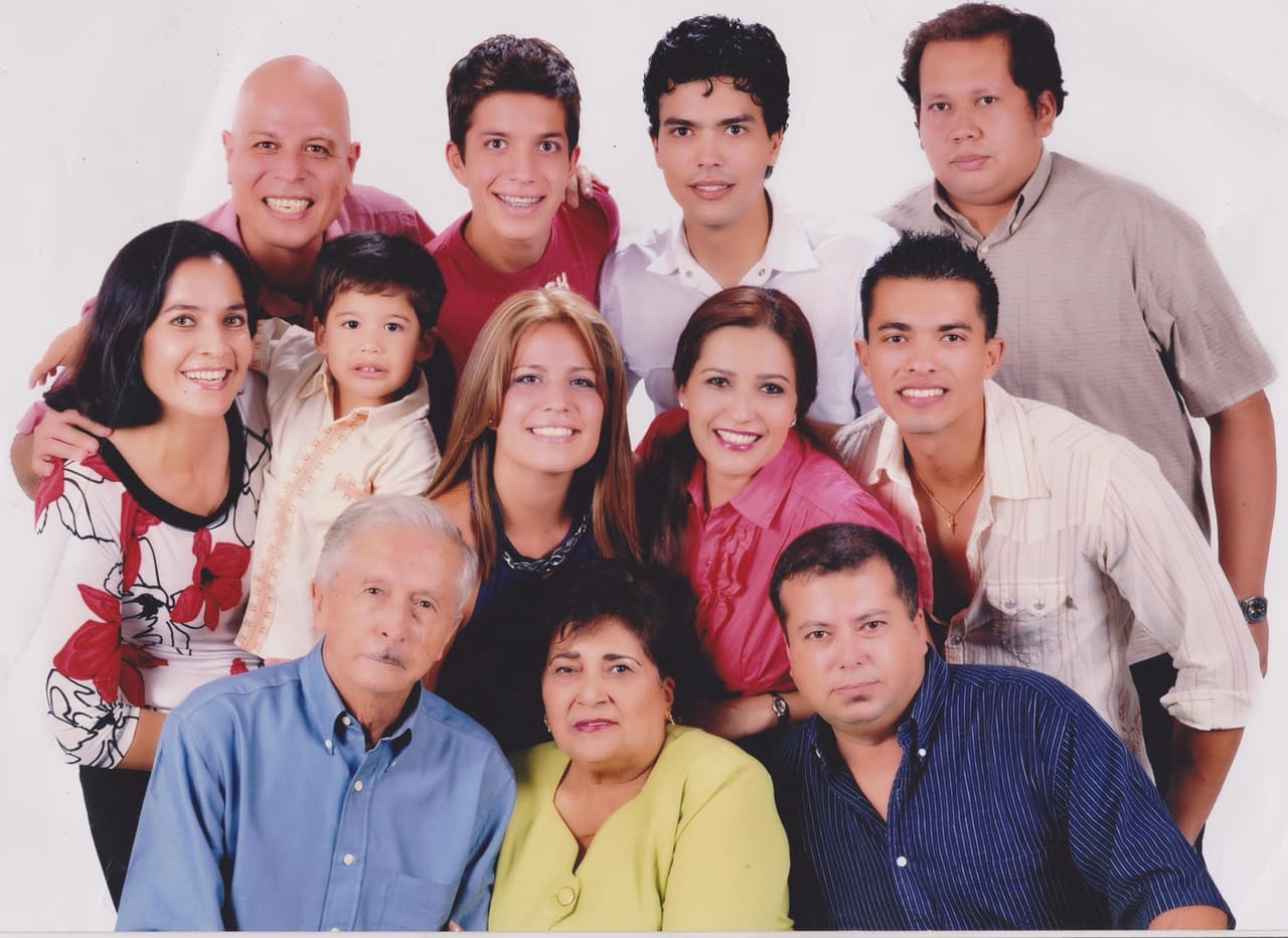 Amable, respetuoso y realista son 3 palabras que describen a este chico de Bolivia. Luis quiere hacer música romántica, ayudar a jóvenes con talento e inspirar a los demás a cumplir sus sueños.