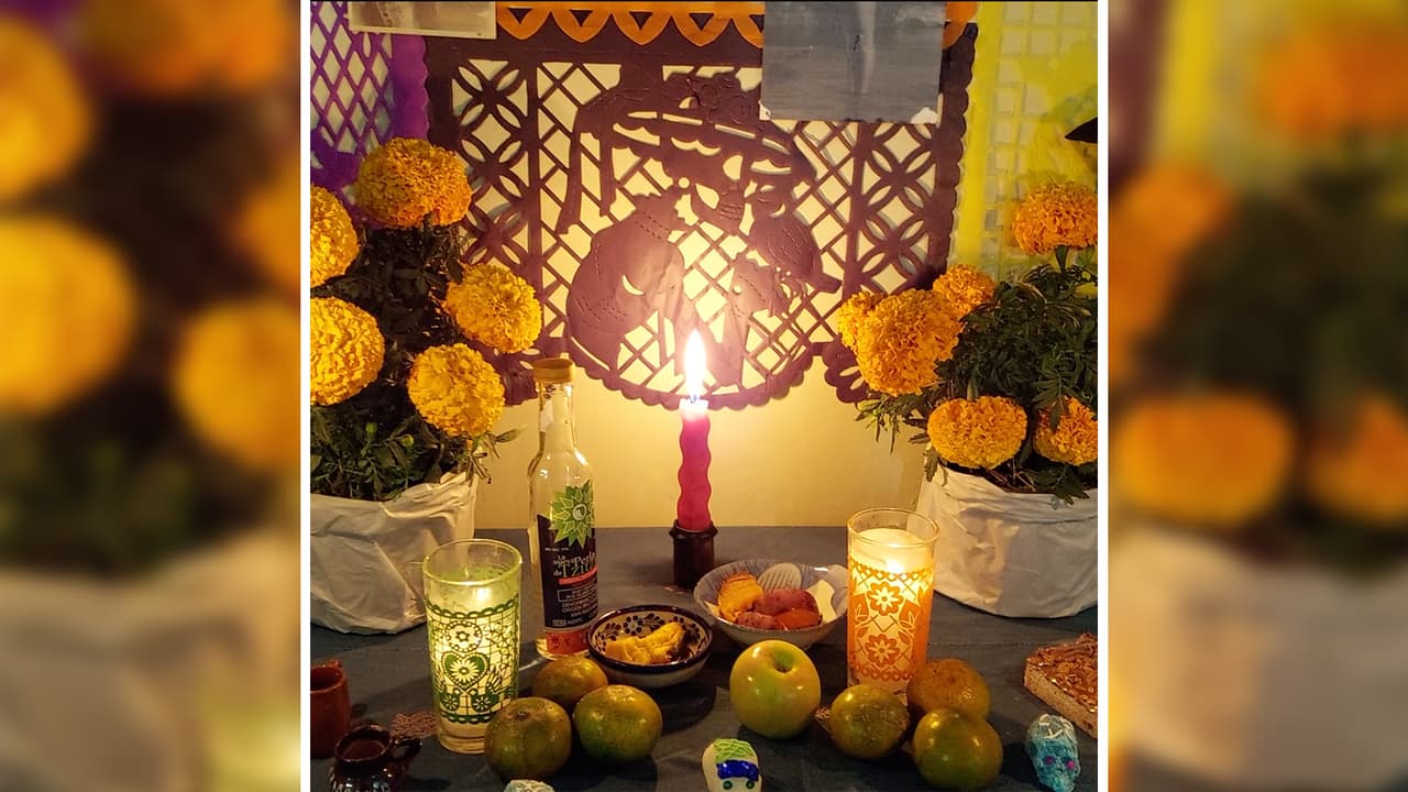 Verónica Zárate comparte el altar en su casa en honor de sus familiares y amigos. En su ofrenda, señala, es muy importante el papel picado.
<br>"Su colorido nos llena de alegría y aleja la tristeza al recordar a nuestros muertitos".