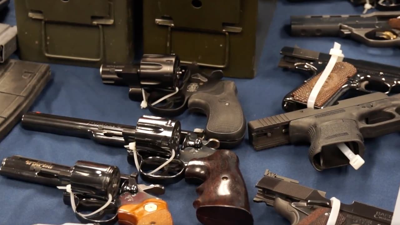 En el lugar, también encontraron 25 pistolas y contenedores de estilo militar llenos de municiones.