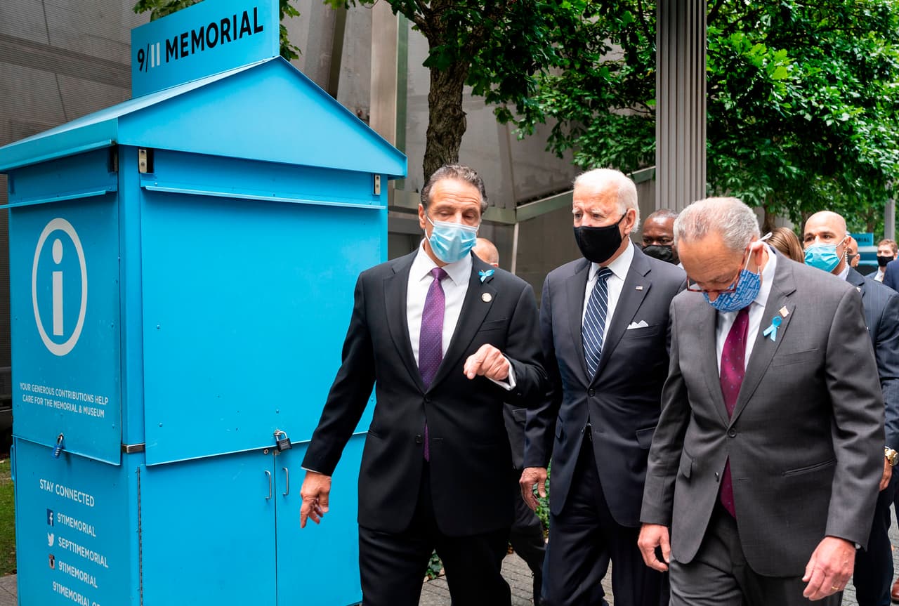 Varios líderes políticos asistieron al evento. En la foto (de izquierda a derecha) podemos ver al senador Charles Schumer, el candidato demócrata a la presidencia Joe Biden y el gobernador Andrew Cuomo.