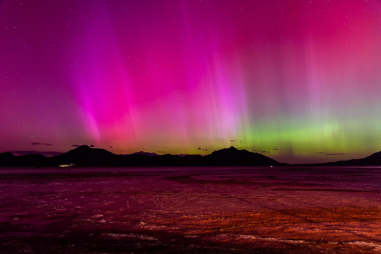Una tormenta geomagnética iluminó el cielo nocturno con las luces de la aurora boreal sobre las salinas de Bonneville en Wendover, Utah.