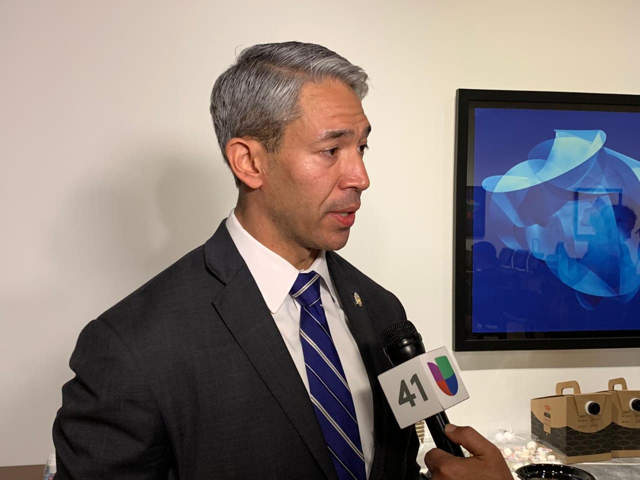 Ron Nirenberg no quiere que las personas con síntomas de coronavirus en San Antonio salgan de la base