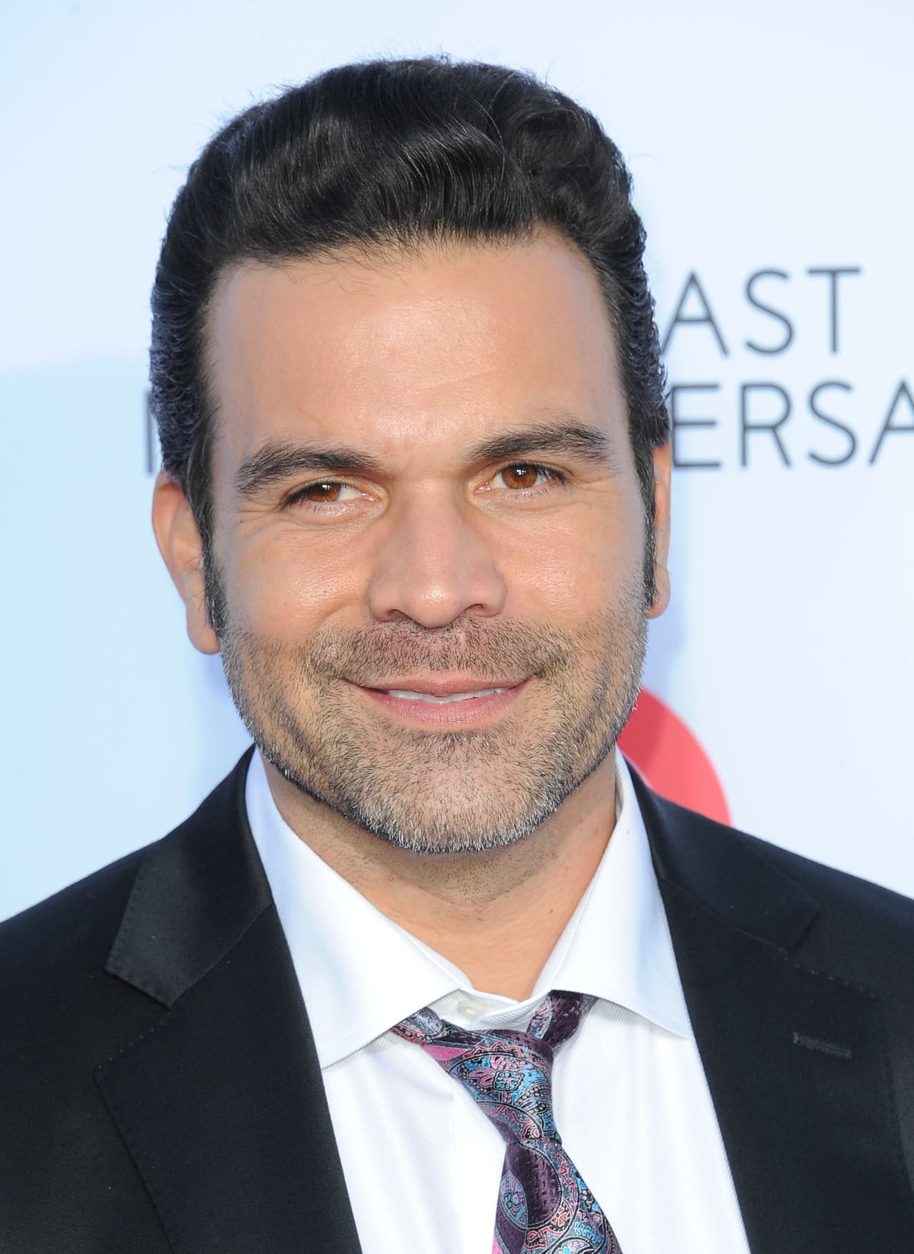 El sitio web asegura que
<b>Ricardo Chavira (foto) </b>interpretará a
<b><a href="https://www.univision.com/shows/primer-impacto/en-exclusiva-el-padre-de-selena-quintanilla-habla-de-la-asesina-de-su-hija" target="_blank">Abraham Quintanilla</a></b>. La cantante fue asesinada en 1995 a los 23 años.