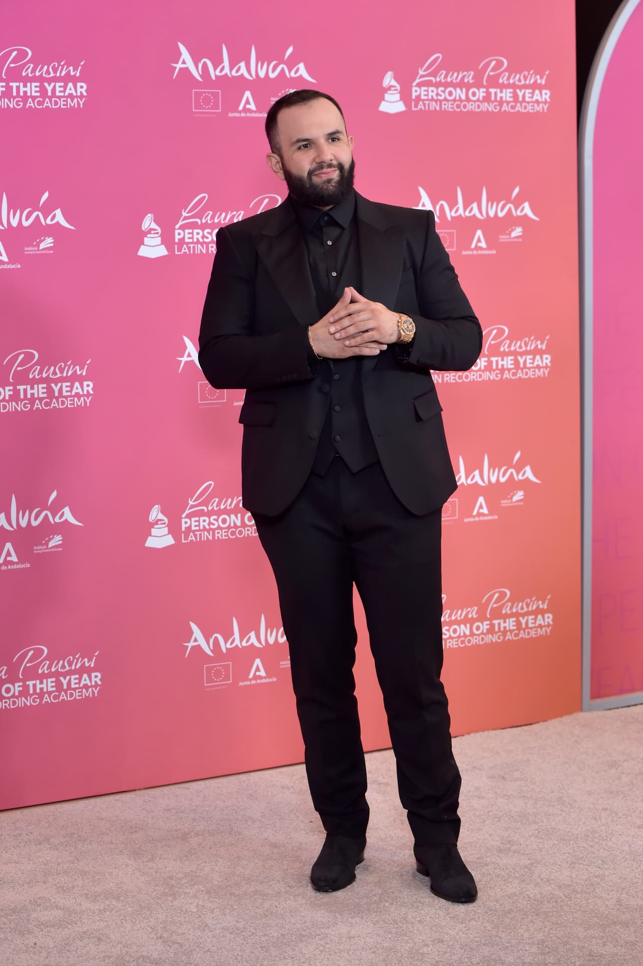 Carín León, nominado al Latin GRAMMY por Mejor Álbum Norteño por 'Colmillo de leche' fue uno de los famosos de la ceremonia.