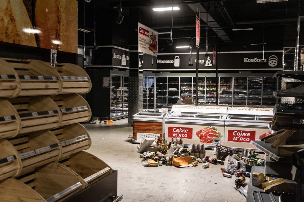 Los estantes vacíos se ven en una tienda de comestibles el 3 de marzo de 2022 en Irpin, Ucrania.