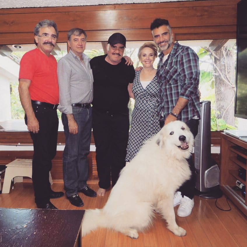 ‘El Potrillo’ es el menor de sus dos hermanos, Vicente Jr. y Gerardo y fue el único que continuó al 100% el legado de su padre.