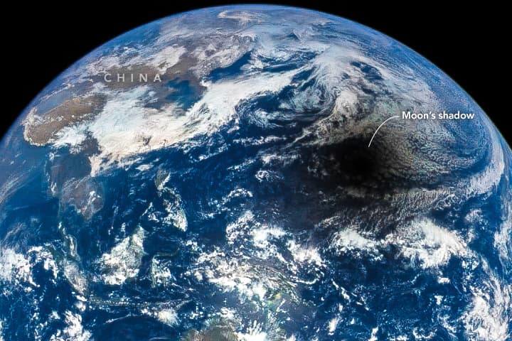 <b>Un eclipse ÉPICO. </b>El Observatorio Climático del Espacio Profundo (DSCOVR) fue construido para proporcionar una perspectiva distinta de nuestro planeta. Y este día, el 9 de marzo de 2016, mientras en el Pacífico obsevaban el eclipse total de Sol, DSCOVR vio el fenómeno desde el espacio y capturó la sombra de la Luna proyectada en la Tierra.
<br>