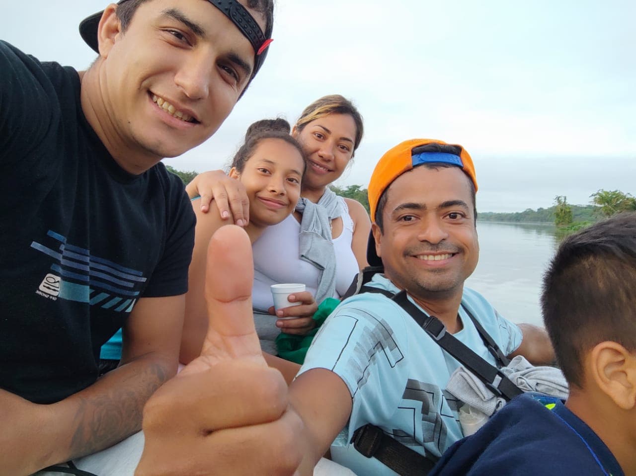 Deyerlin Pérez (centro) junto a sus dos hijos, su pareja y el t´ío en una canoa cuando comenzaron la travesía por la Jungla del Darién (Panamá).