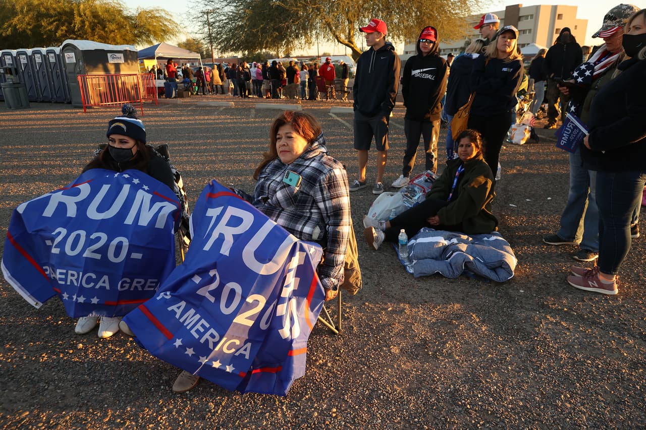 Natalie Dohrer (izquierda) y su madre Rosio Llamas esperan junto a cientos de personas para asistir a un rally del presidente Donald Trump en el aeropuerto de Goodyear, Arizona, el 28 de octubre del 2020.