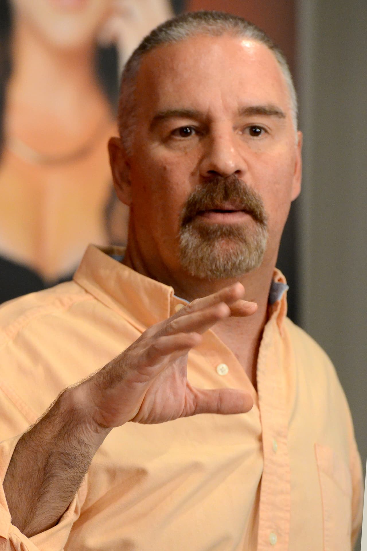 Él tiene bipolaridad tipo 2, la menos elevada. "A mí
<b> se me empezó a elevar</b> en esos momentos donde yo no tenía sueño suficiente, no podía ejercitarme, no podía comer bien, fue una época difícil donde hacía teatro y televisión en Pachuca y en San Luis Potosí".
<br>