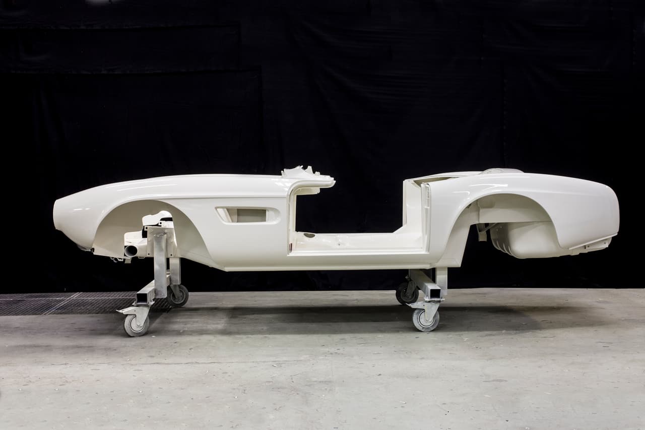 . . . al igual que su carrocería, la cual fue sellada y preparada para recibir la pintura ‘blanco pluma’ que el auto tenía cuando salió de la fabrica.