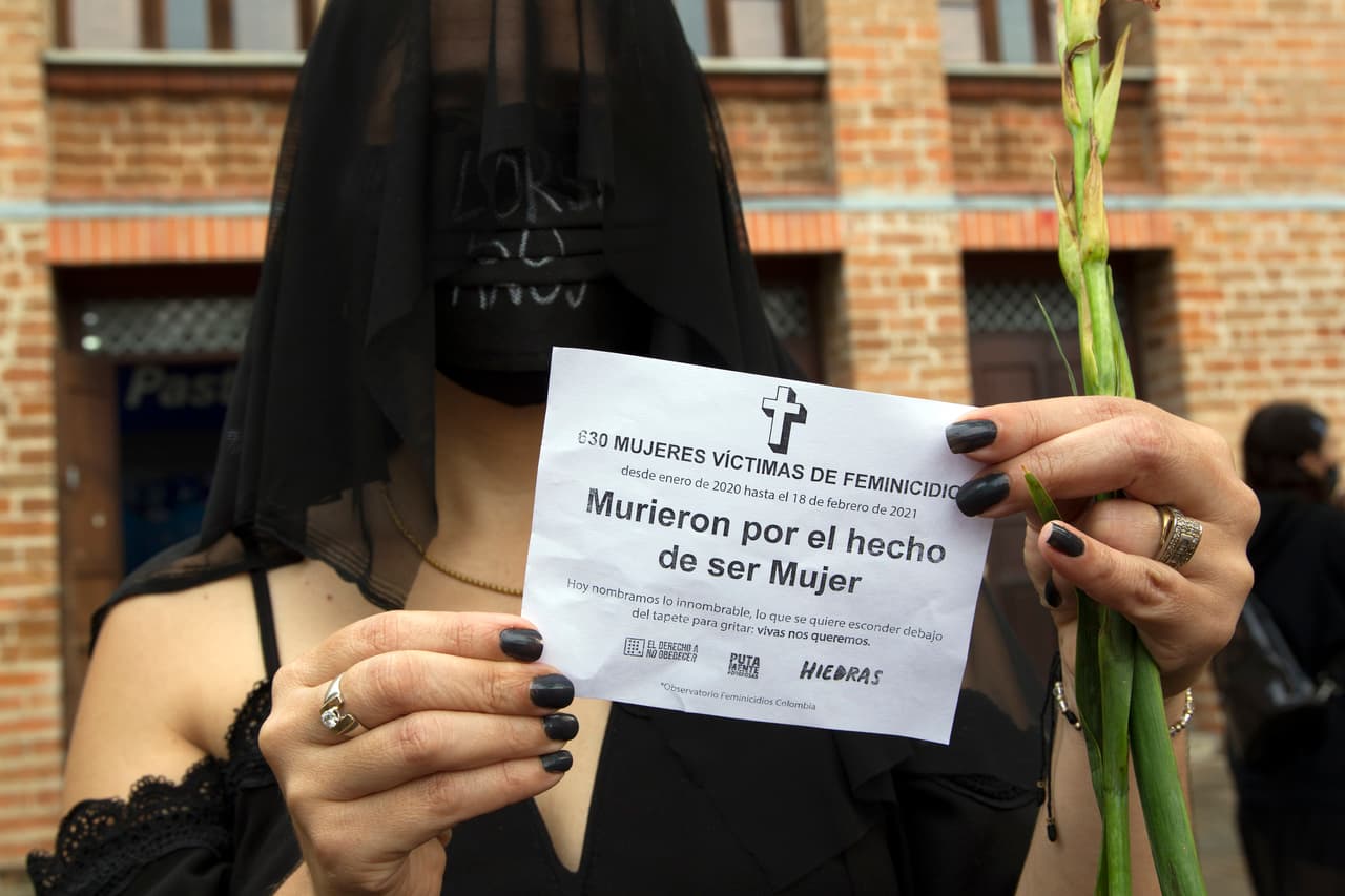 <b>“Murieron por el hecho de ser mujer”</b> el mensaje que una mujer llevó a las calles de Medellín, Colombia.
