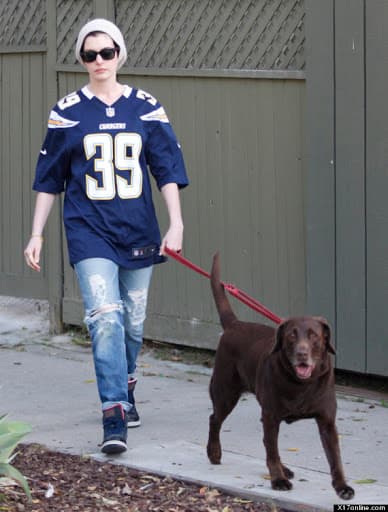 Anne Hathaway es aficionada a Los Angeles Chargers de la NFL.